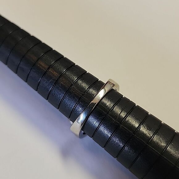 Elegant Multi Glass Stone Silver Plated Ring Size 7.5 - Picture 2 of 3